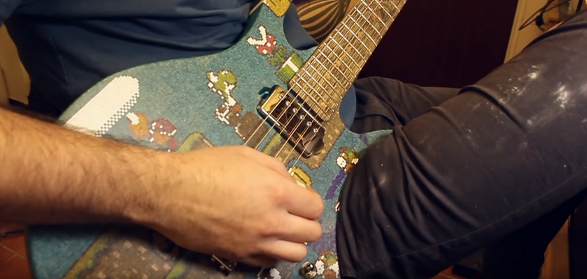 Il crée une guitare électrique Super Mario World avec 10 000 bâtonnets de sucette